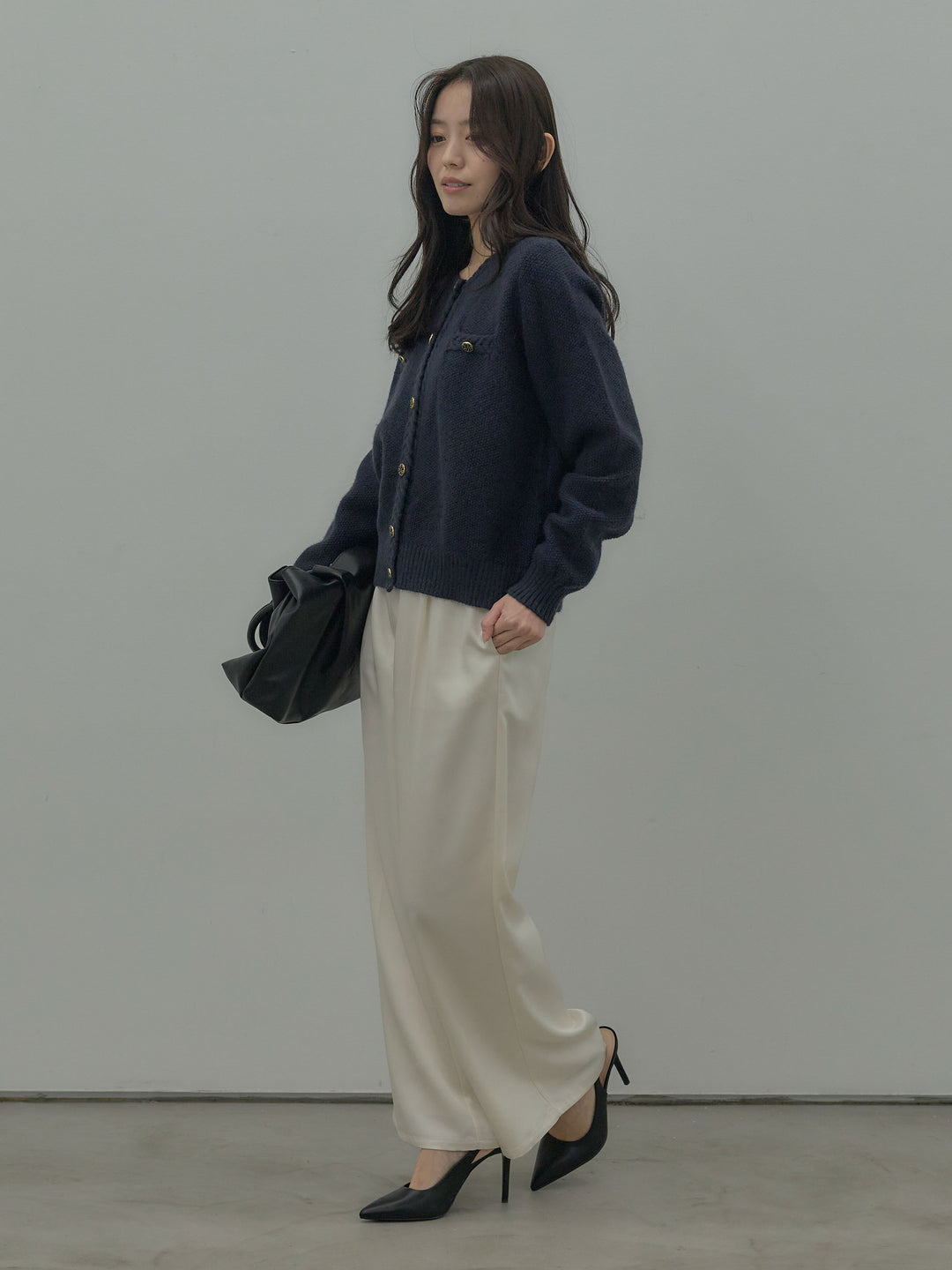 【SET】ゴールドボタンニットカーディガン+【Essential】センタープレスサテンパンツ(2set)
