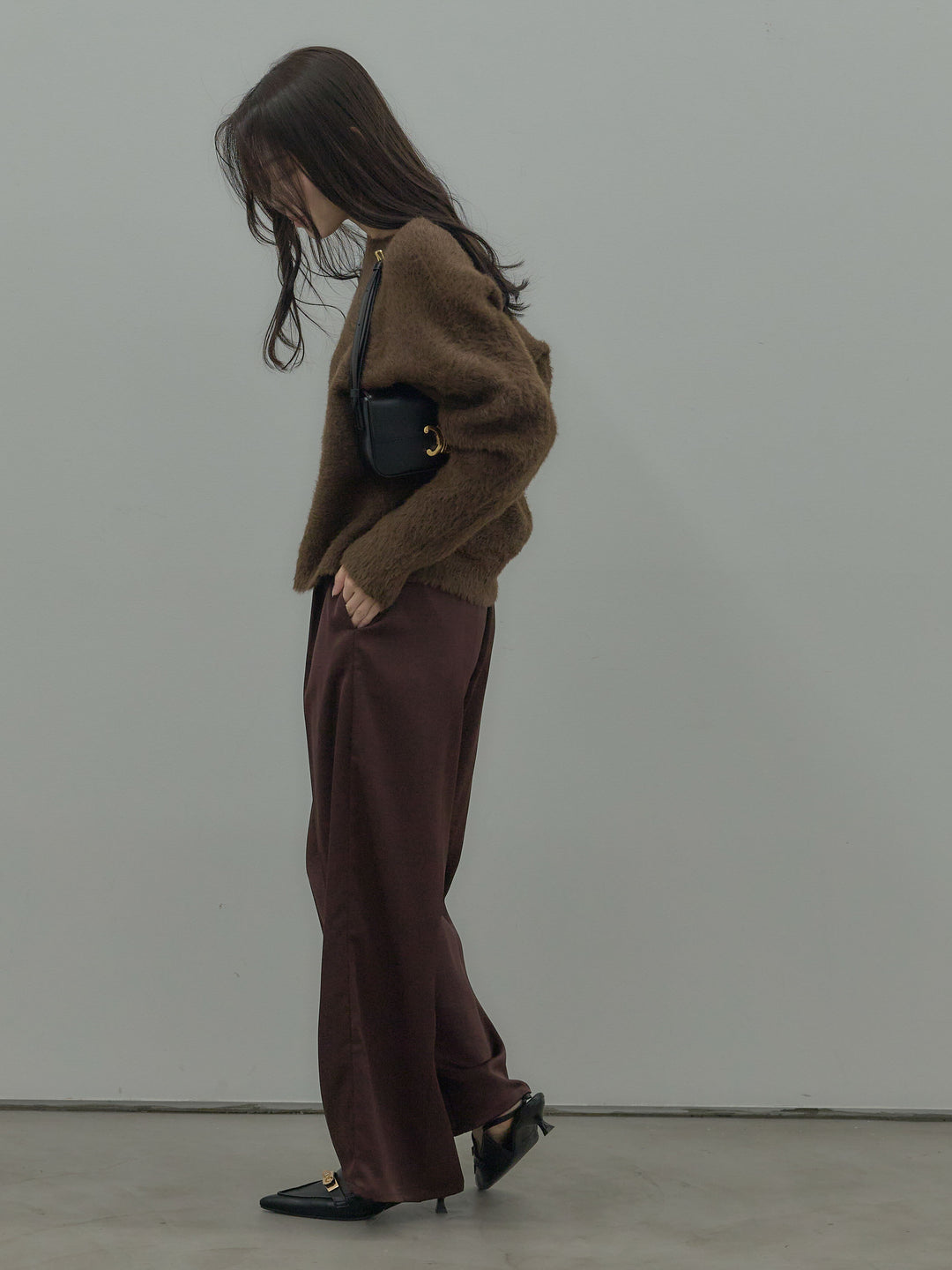 【SET】ラウンドネックシャギーニットトップス+【Essential】センタープレスサテンパンツ(2set)