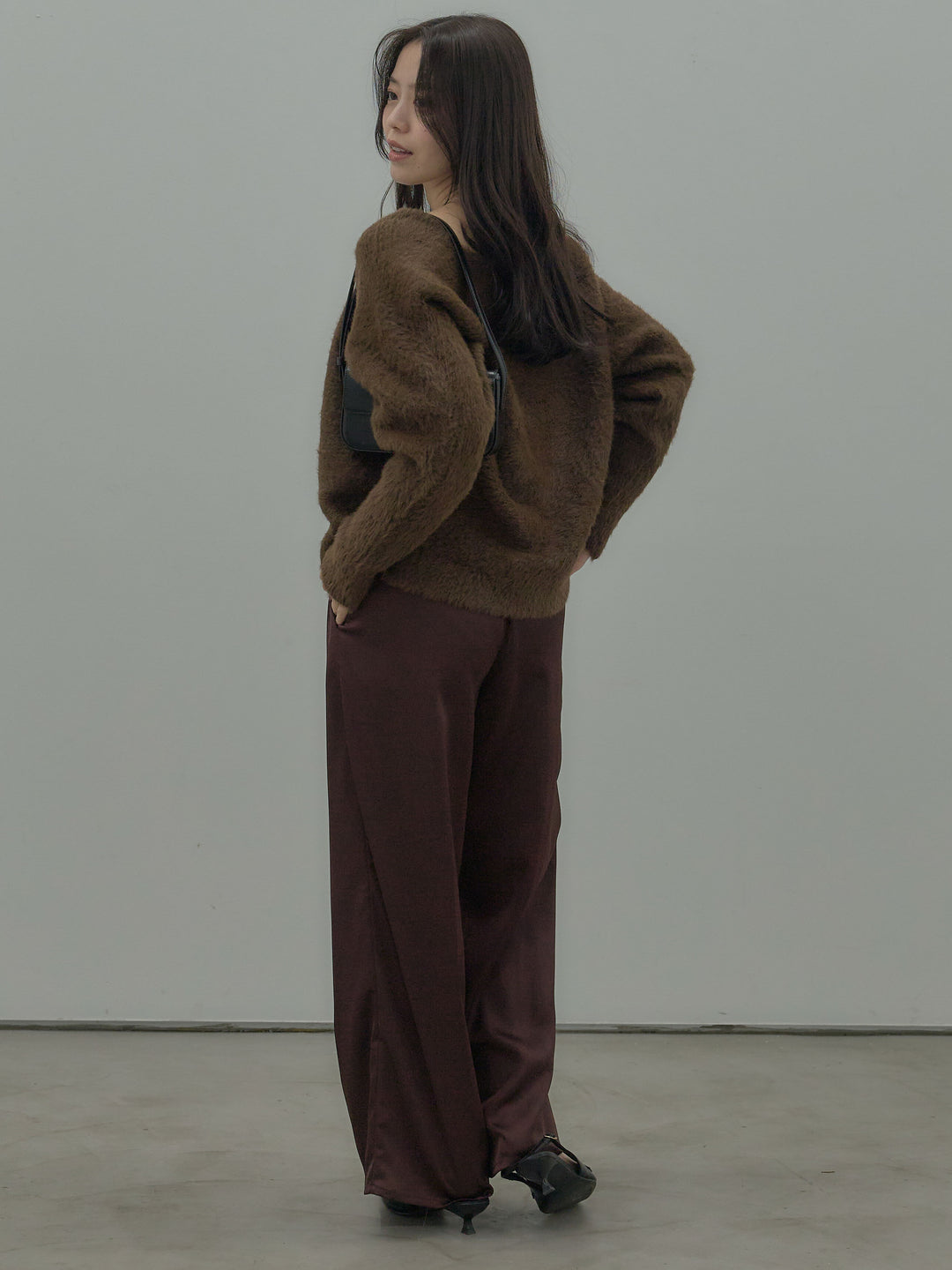 【SET】ラウンドネックシャギーニットトップス+【Essential】センタープレスサテンパンツ(2set)