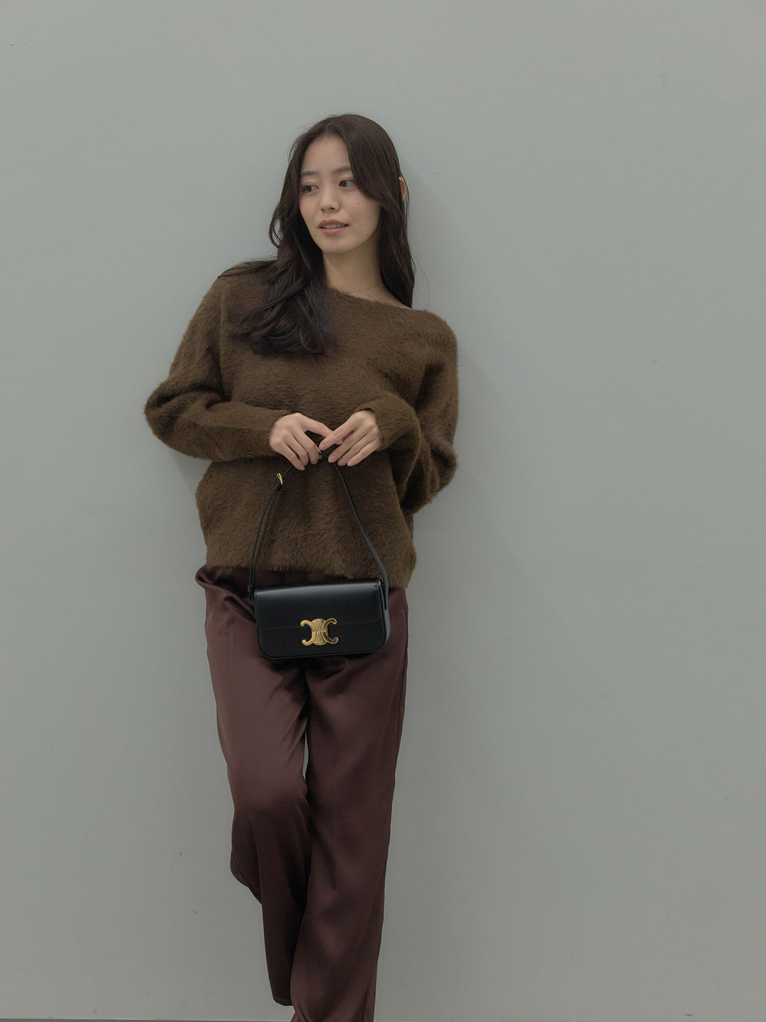 【SET】ラウンドネックシャギーニットトップス+【Essential】センタープレスサテンパンツ(2set)