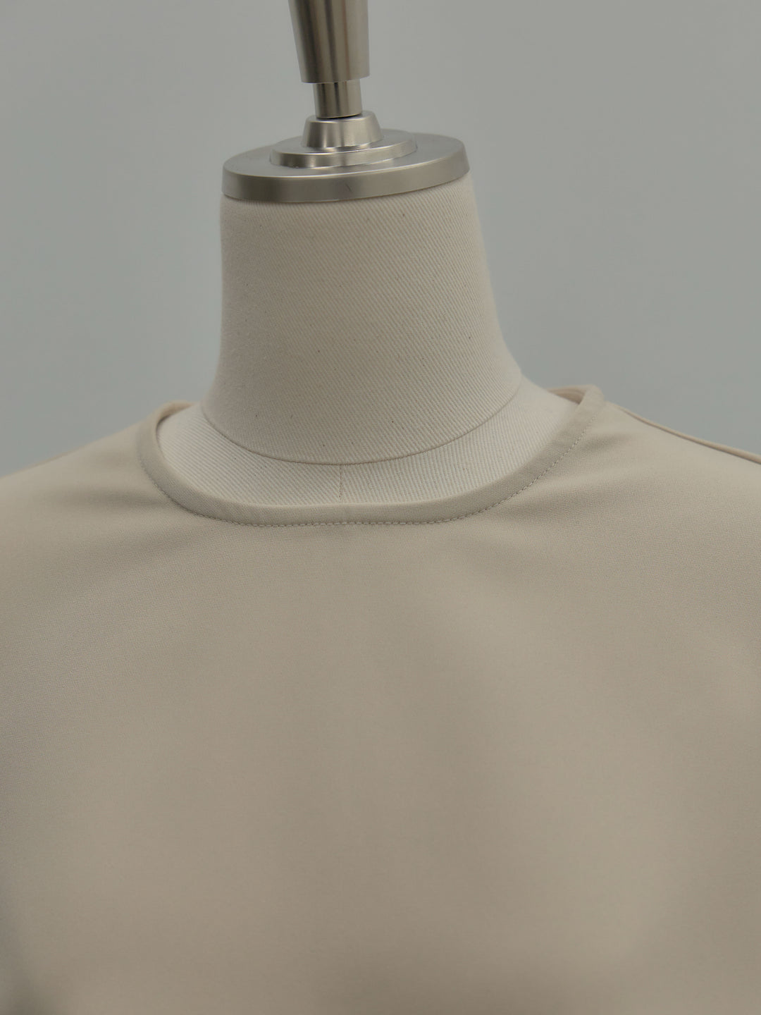 ラウンドネックベルスリーブペプラムブラウス