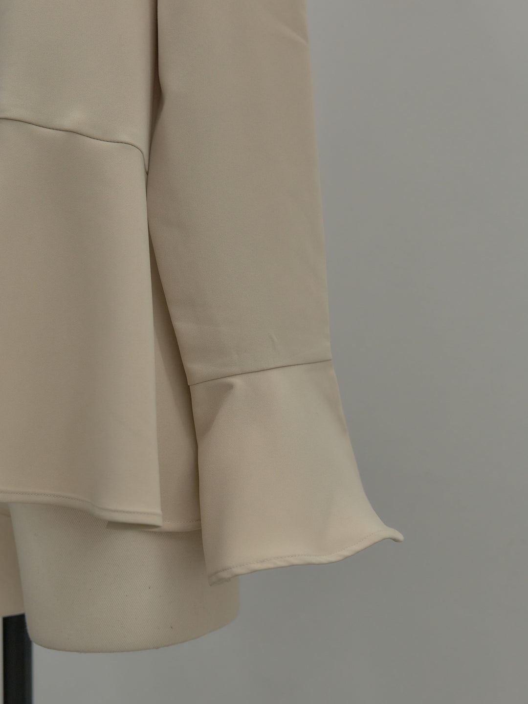 ラウンドネックベルスリーブペプラムブラウス