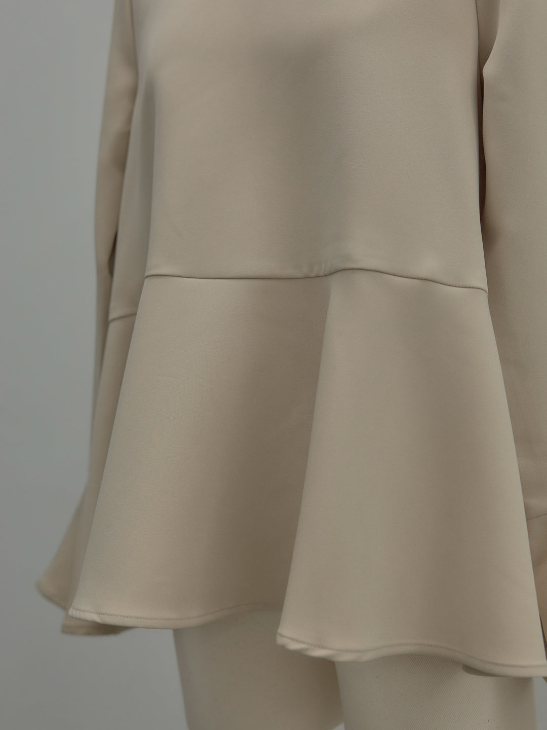 ラウンドネックベルスリーブペプラムブラウス