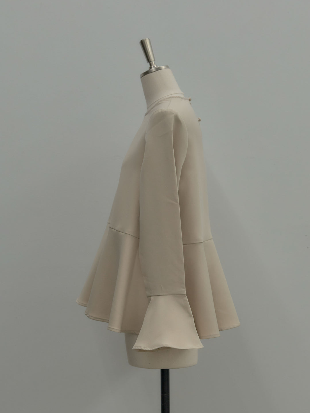 ラウンドネックベルスリーブペプラムブラウス