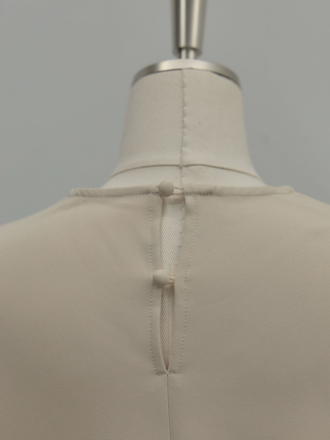 ラウンドネックベルスリーブペプラムブラウス