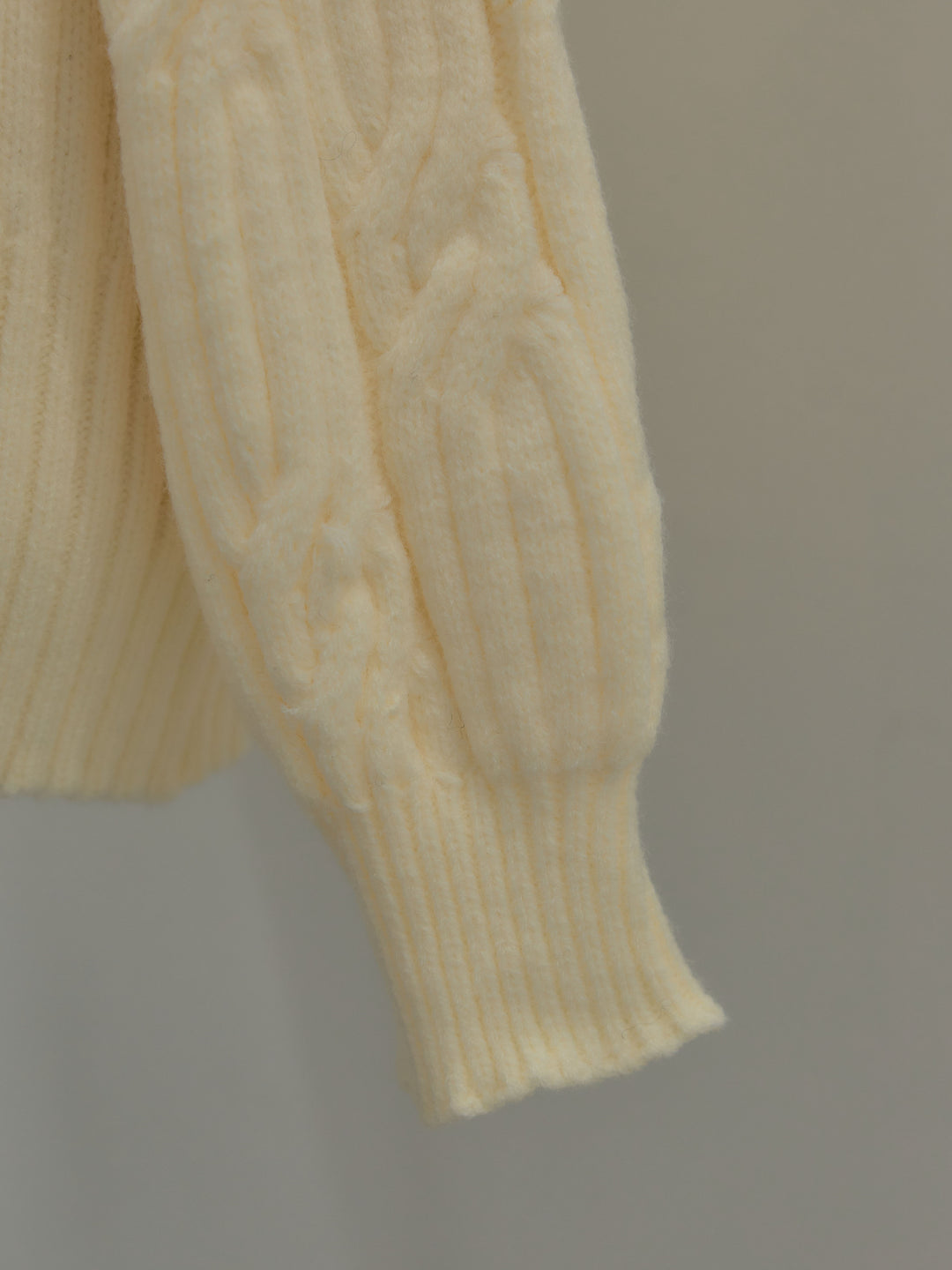 ケーブル編みルーズオフショルニットプルオーバー