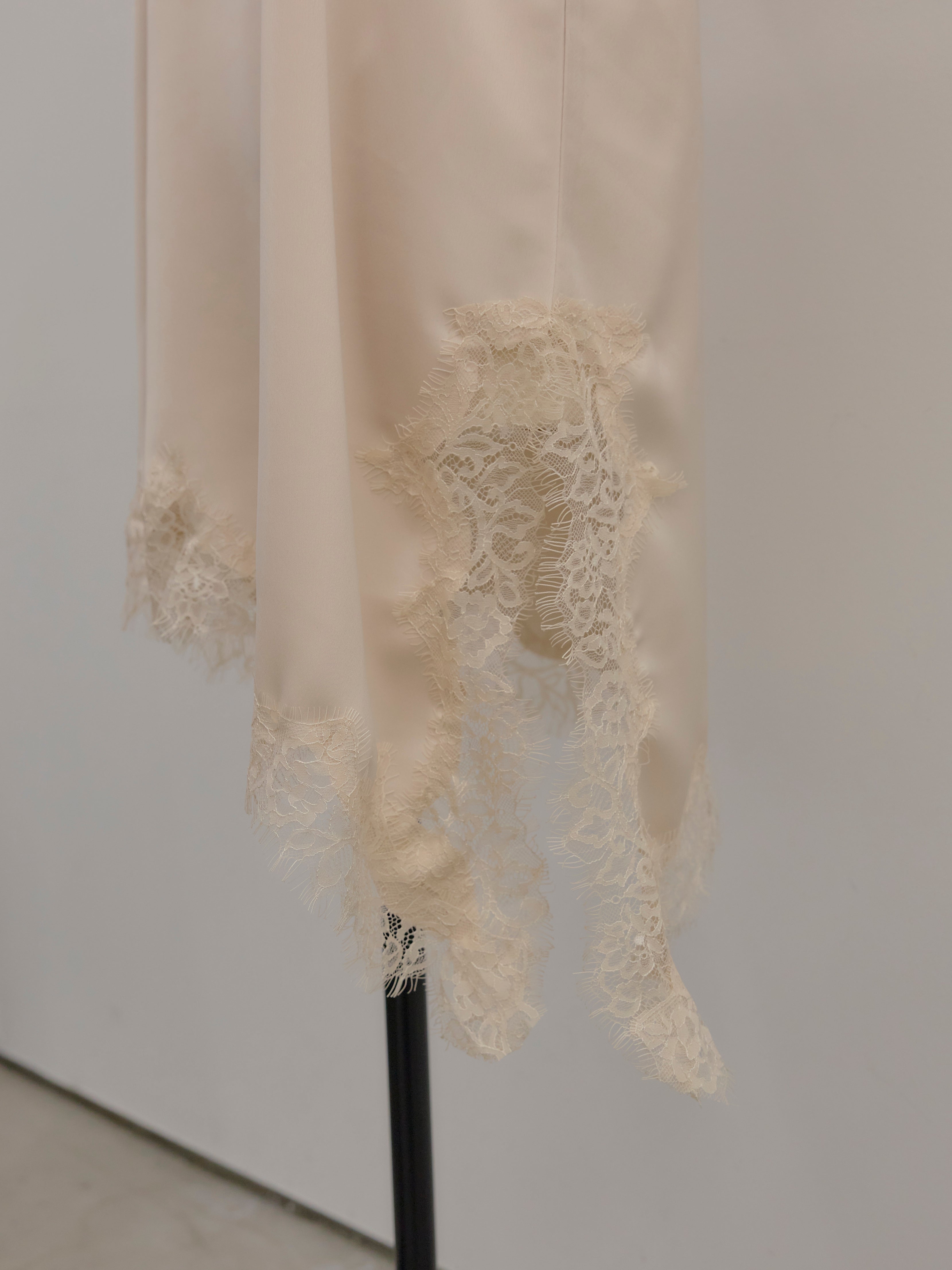 アシンメトリーサテンレースキャミソール – nairo