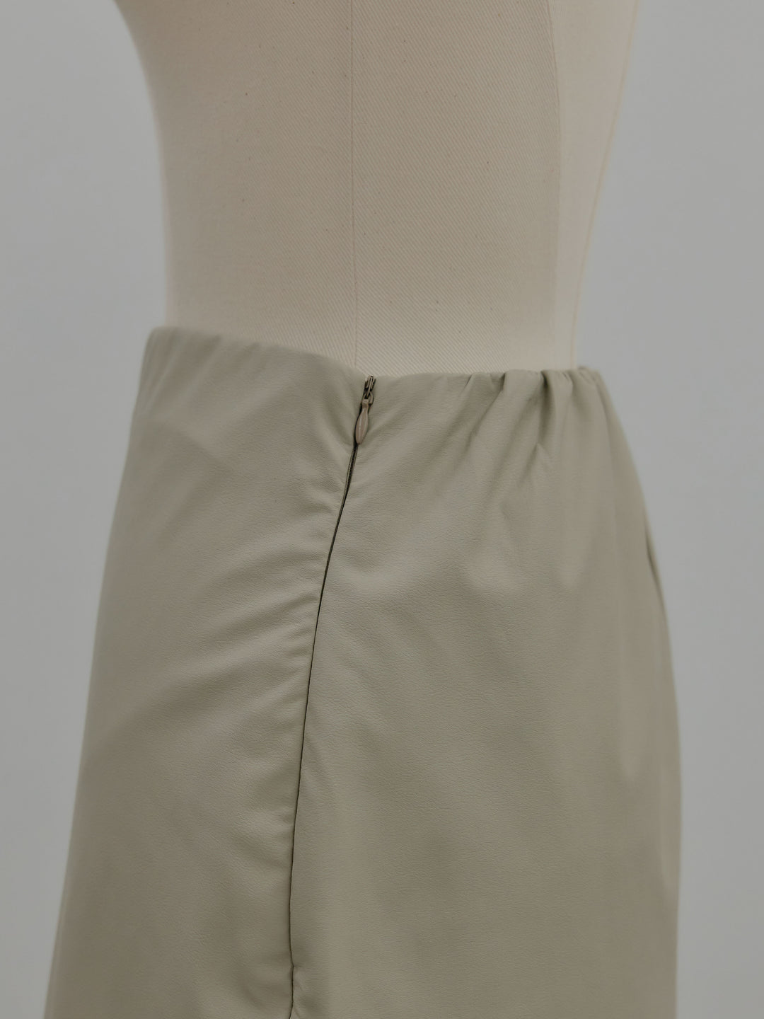 フェイクレザーナロースカート