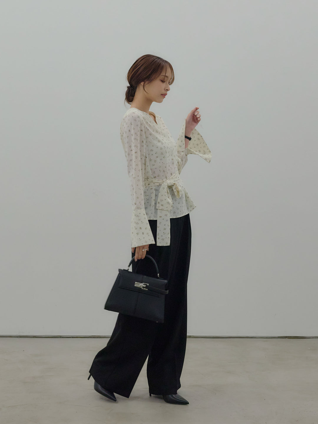 【SET】【Essential】2wayタイ付きベルスリーブサテンブラウス+ハイウエストセンタープレスワイドパンツ(2set)