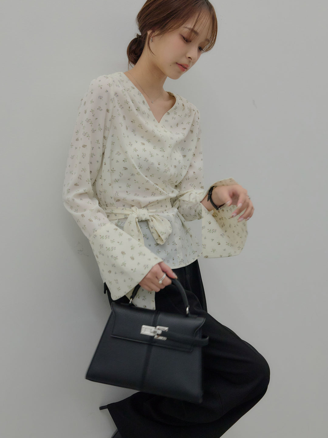 【SET】【Essential】2wayタイ付きベルスリーブサテンブラウス+ハイウエストセンタープレスワイドパンツ(2set)