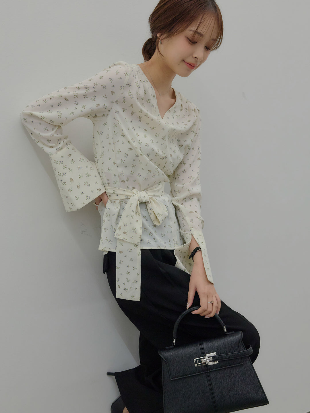 【SET】【Essential】2wayタイ付きベルスリーブサテンブラウス+ハイウエストセンタープレスワイドパンツ(2set)