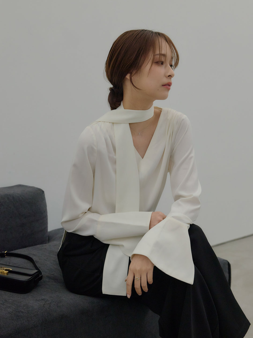 【SET】【Essential】2wayタイ付きベルスリーブサテンブラウス+ハイウエストセンタープレスワイドパンツ(2set)