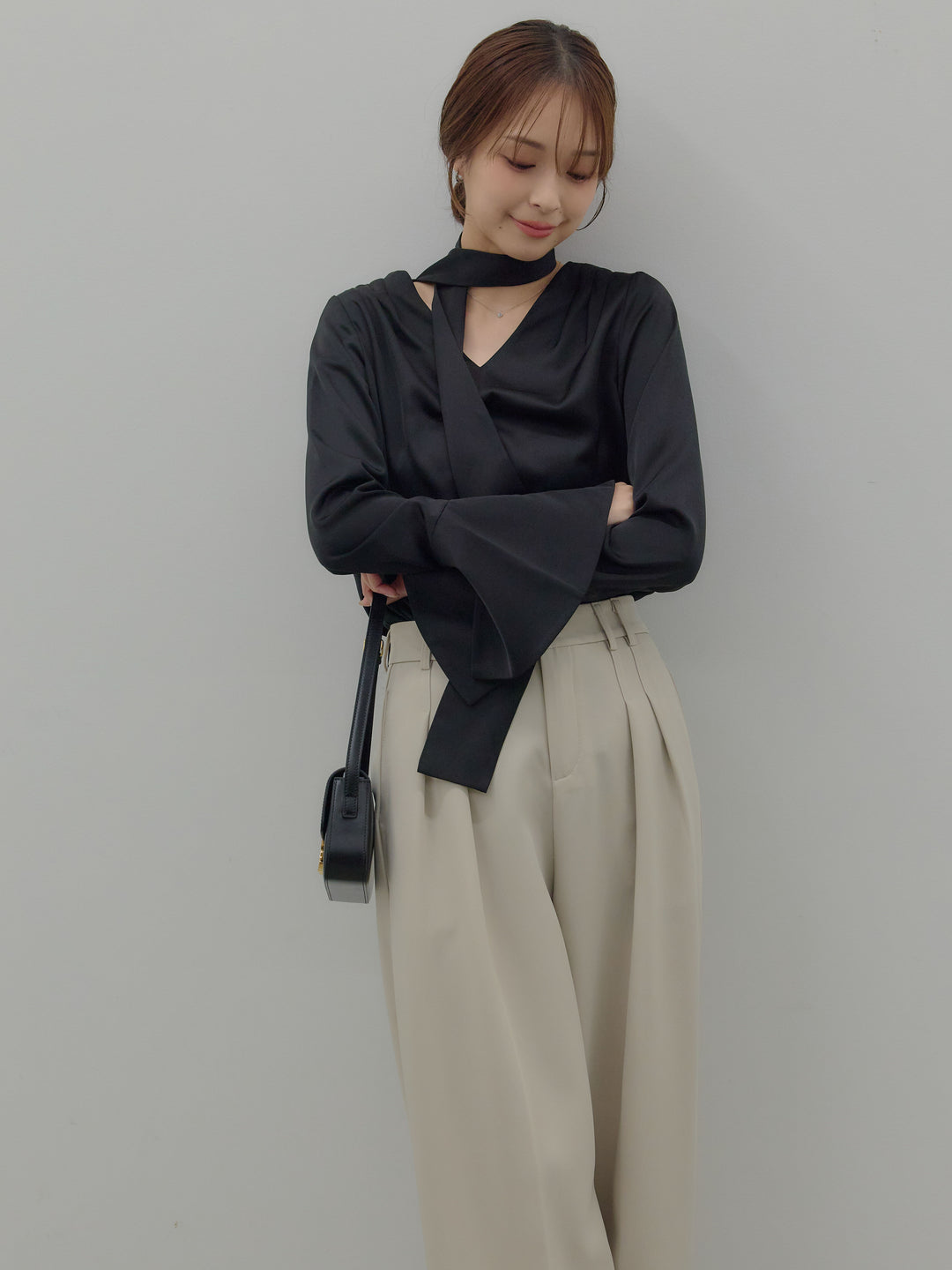 【SET】【Essential】2wayタイ付きベルスリーブサテンブラウス+ハイウエストセンタープレスワイドパンツ(2set)