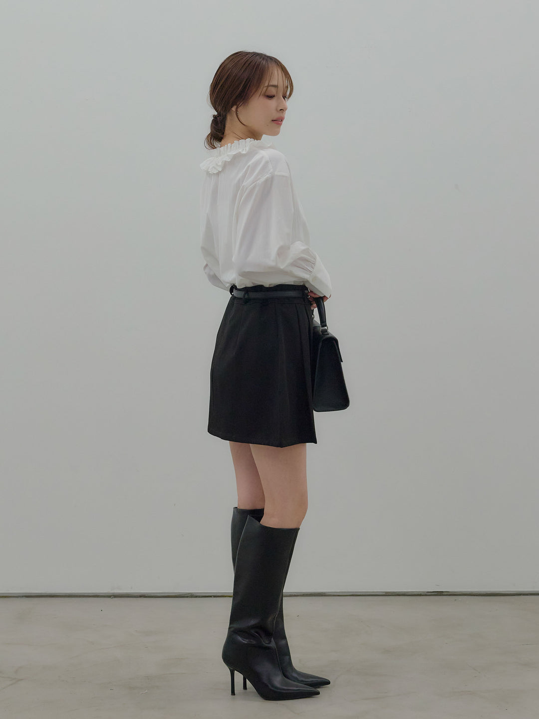 フリルネックリボンブラウス