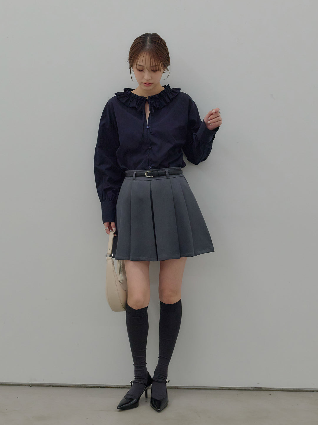 フリルネックリボンブラウス