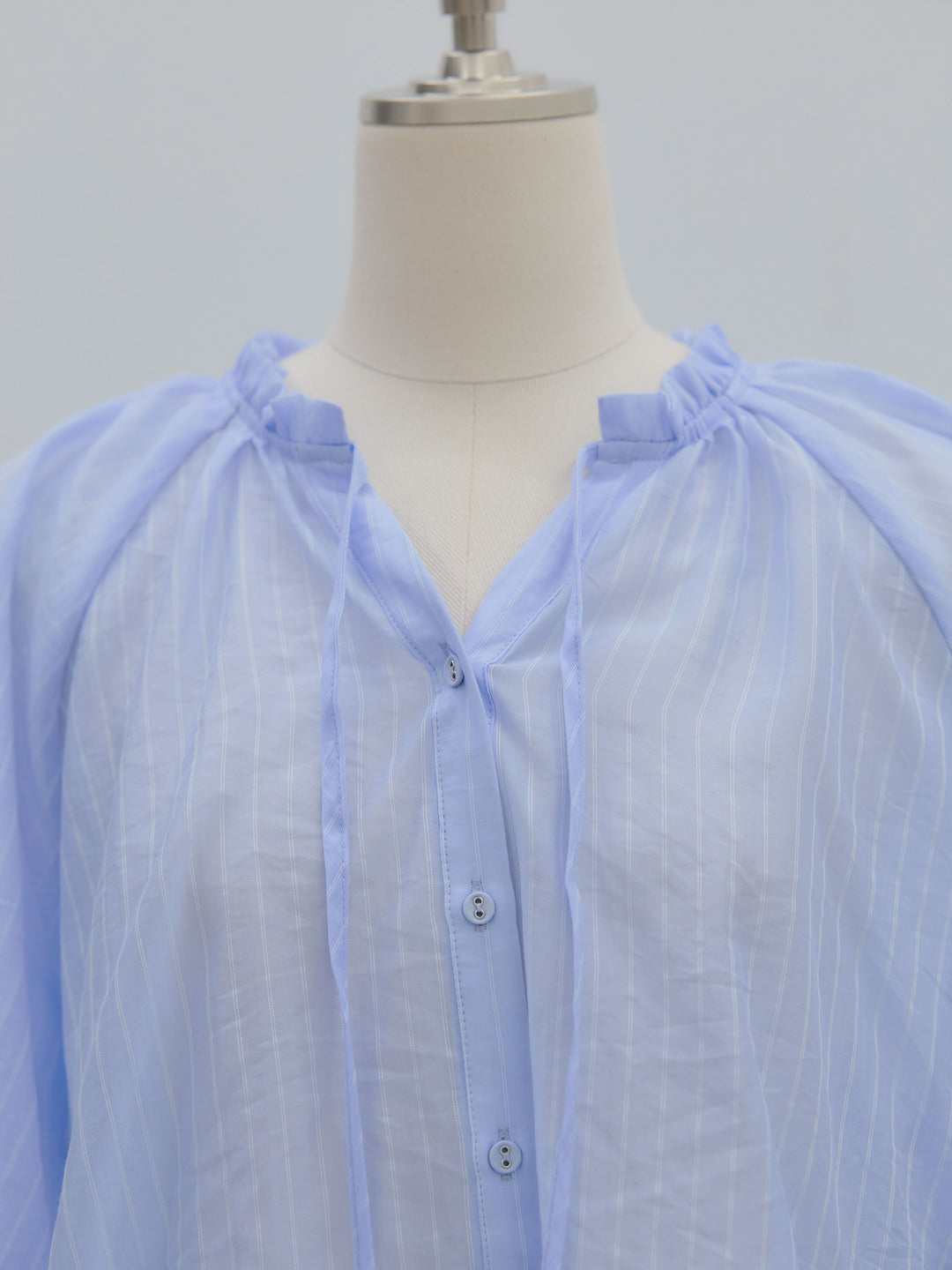 シアーピンストライプギャザーブラウス