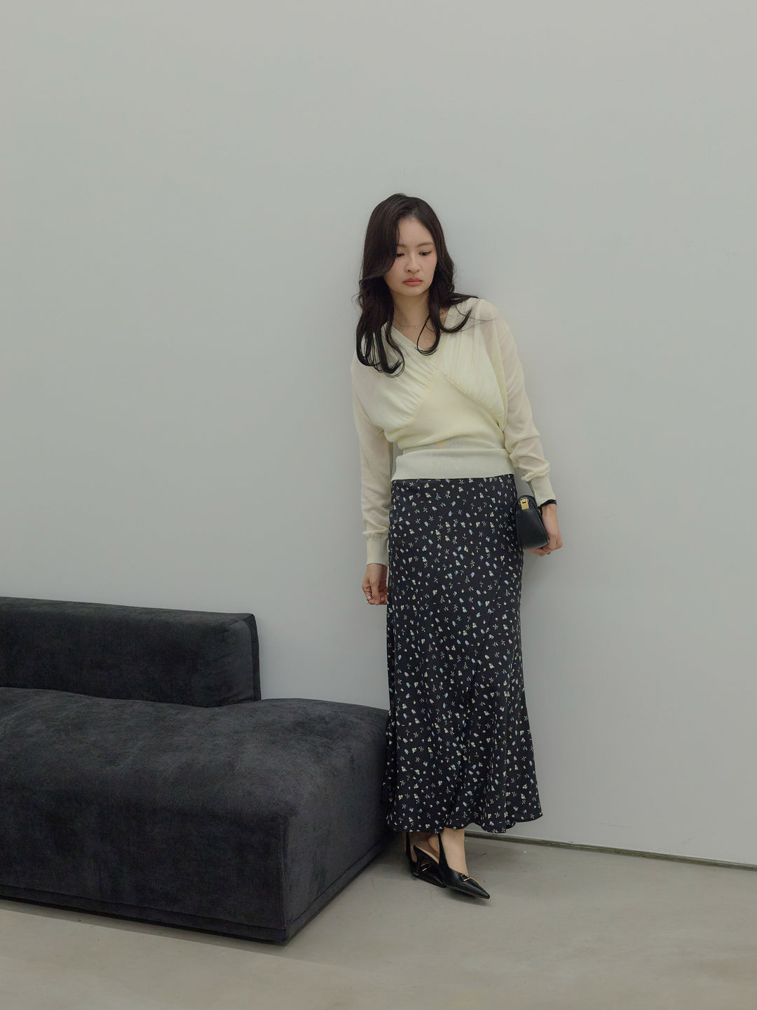 シェイプラインVネックシアーニットトップス