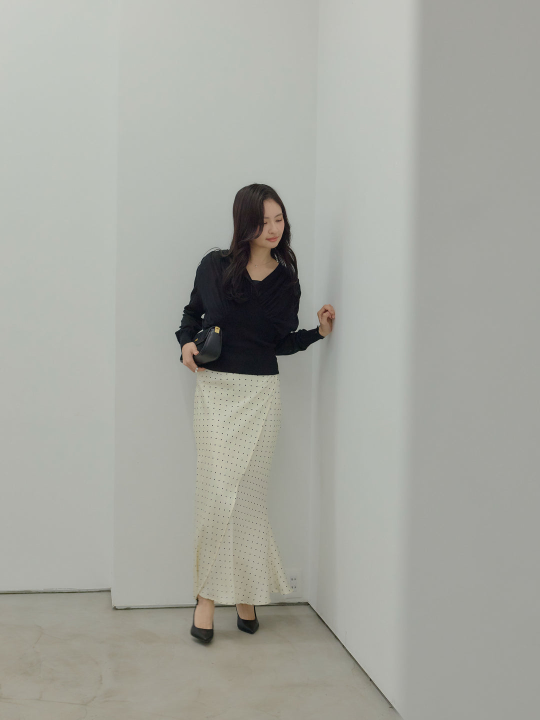 【SET】シェイプラインVネックシアーニットトップス+【Essential】Wrap design satin mermaid skirt(2set)
