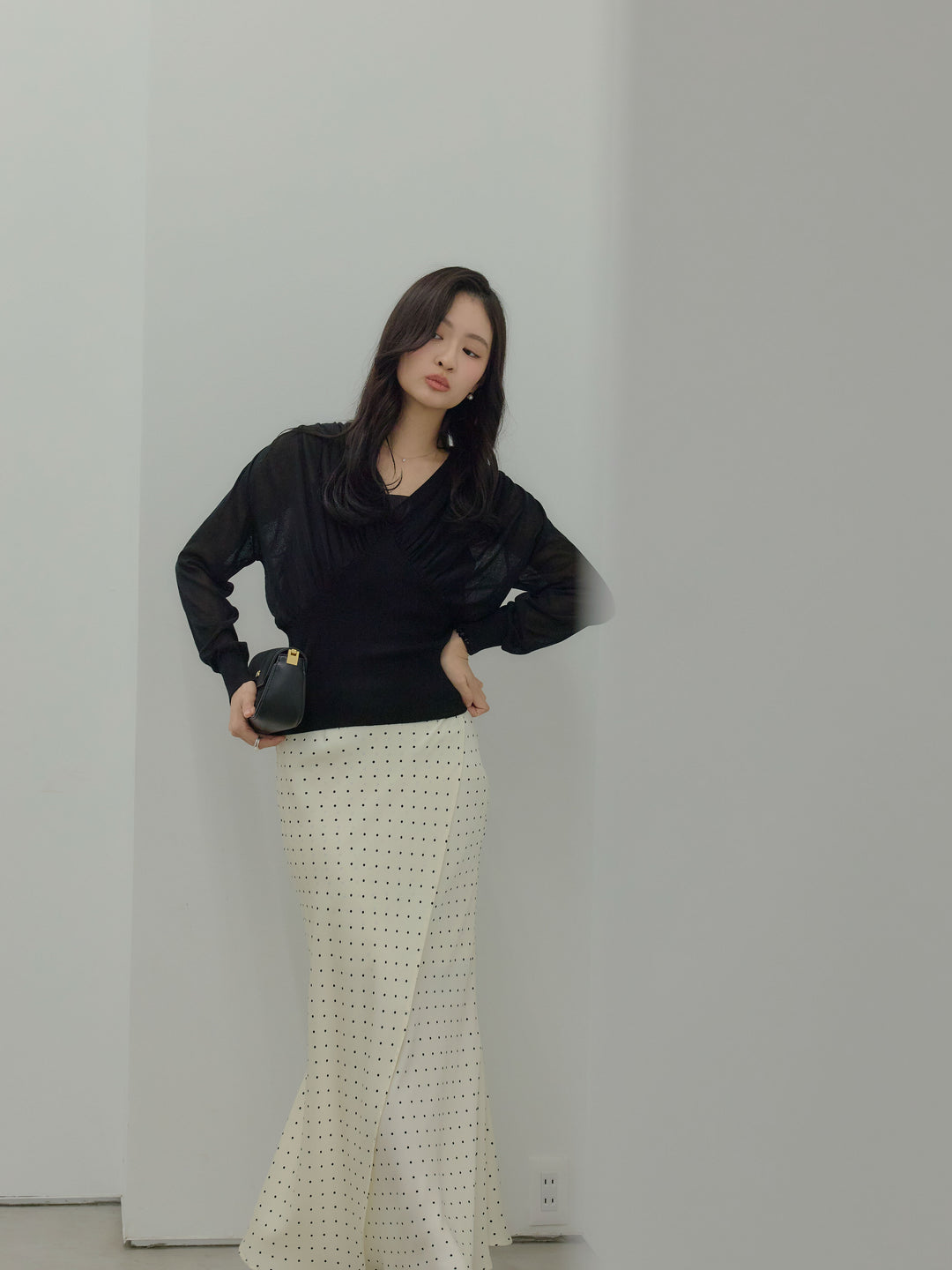 【SET】シェイプラインVネックシアーニットトップス+【Essential】Wrap design satin mermaid skirt(2set)