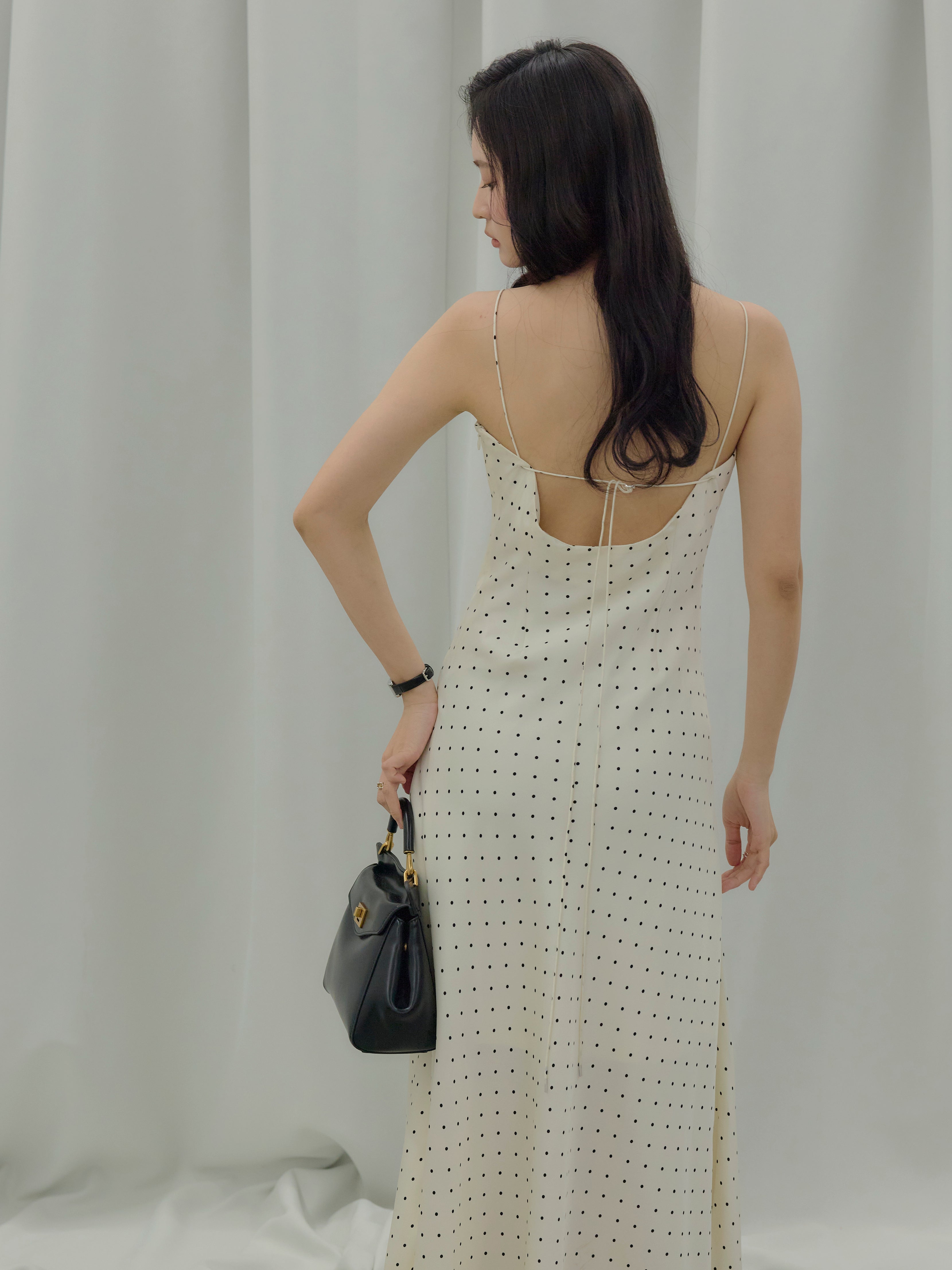 Essential】Back open satin camisole dress – nairo
