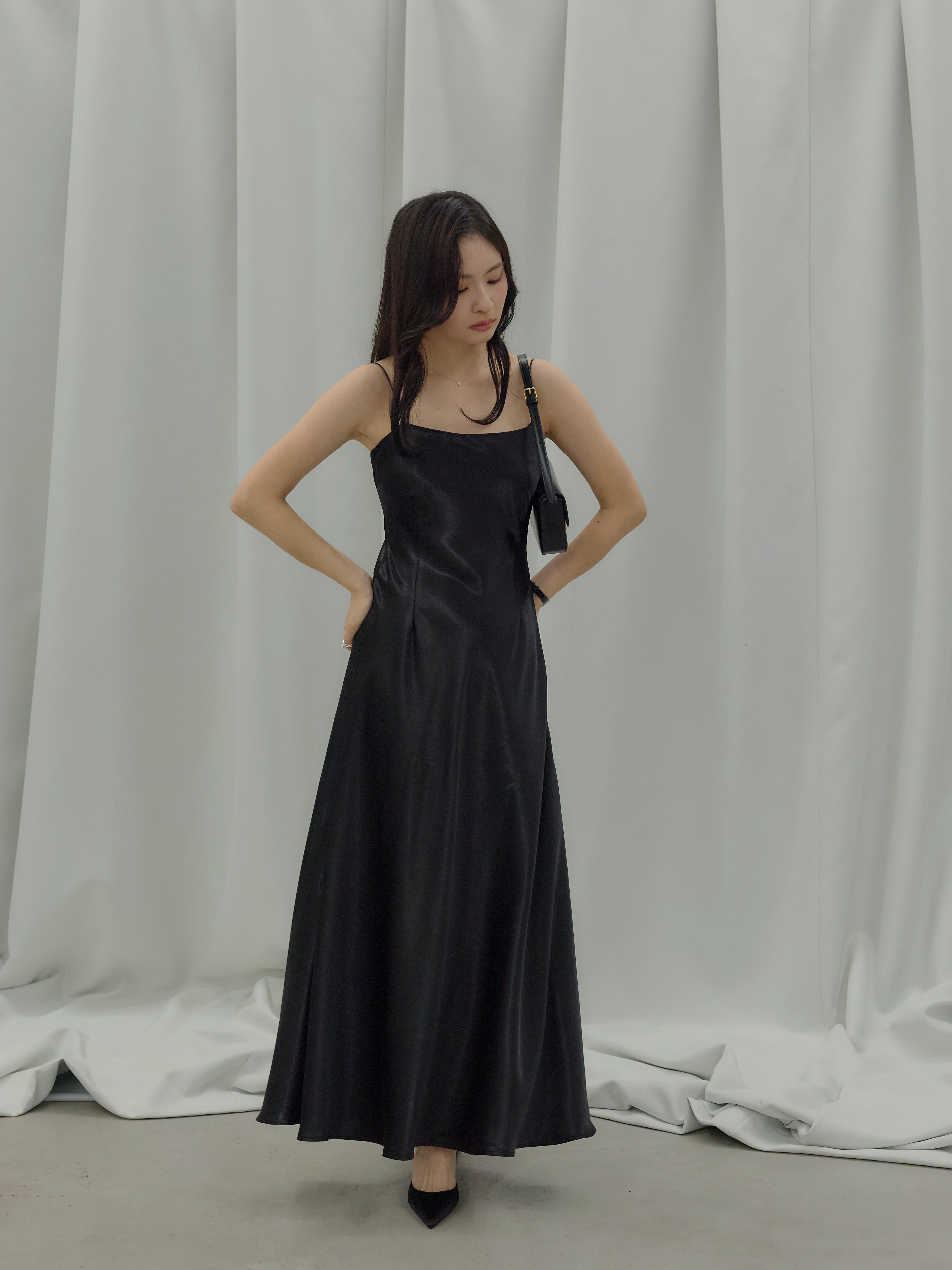 Essential】Back open satin camisole dress – nairo
