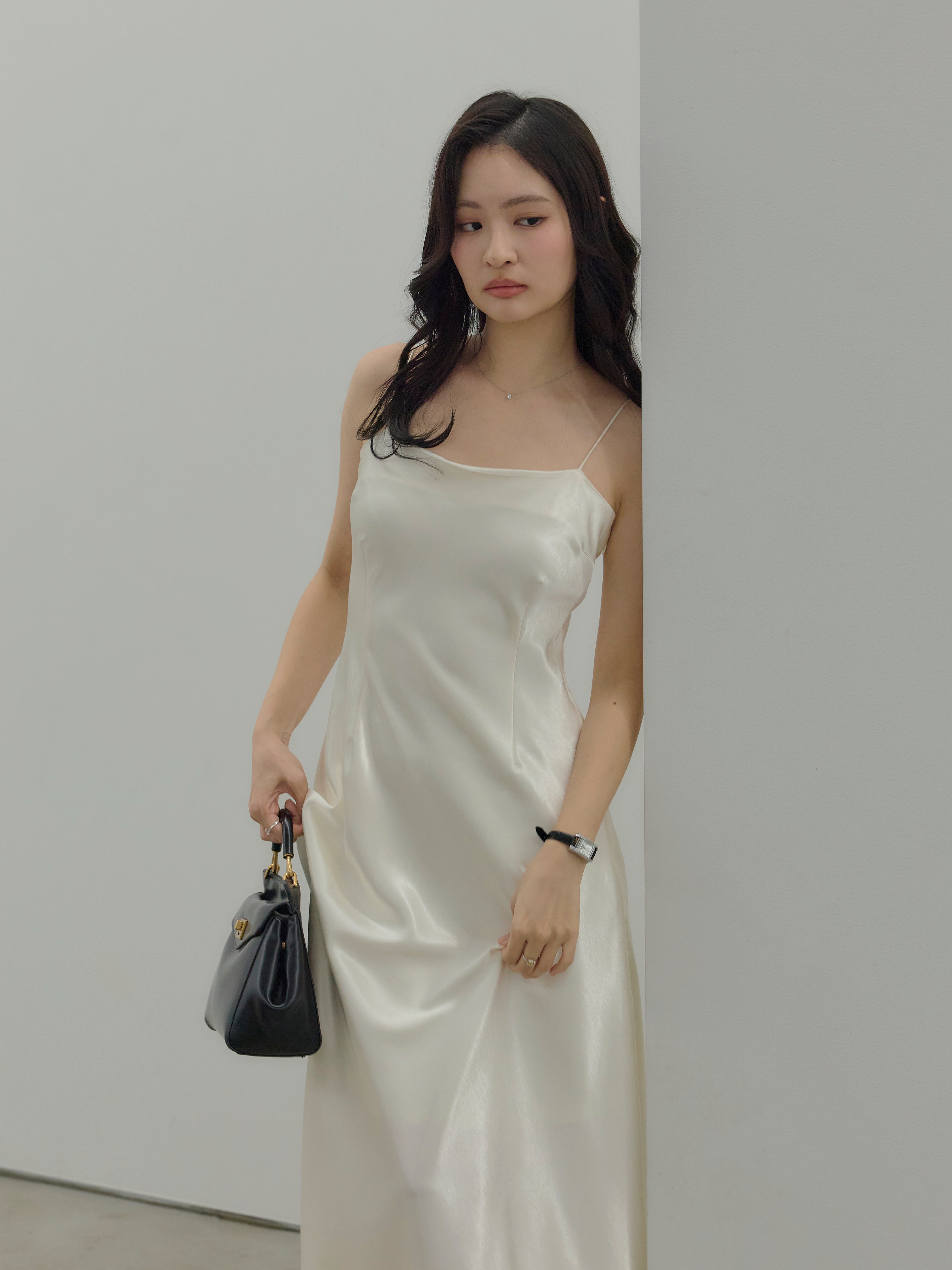 Essential】Back open satin camisole dress – nairo