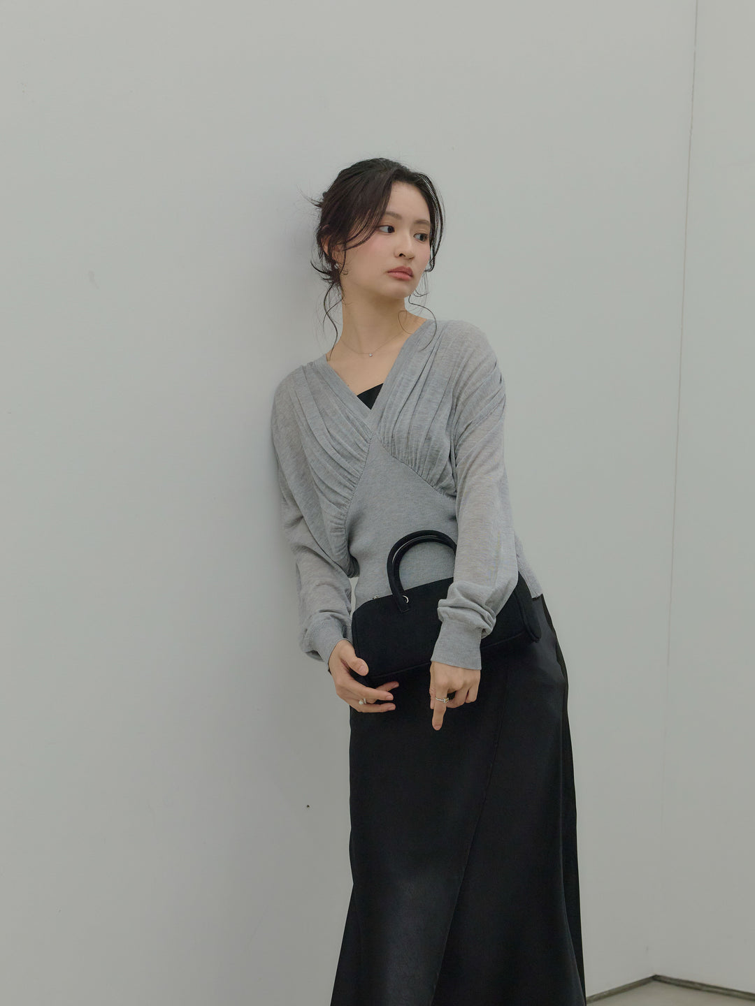 シェイプラインVネックシアーニットトップス