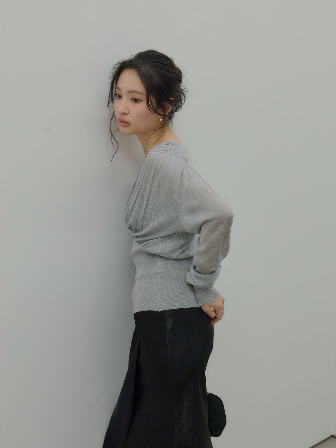 【SET】シェイプラインVネックシアーニットトップス+【Essential】Wrap design satin mermaid skirt(2set)