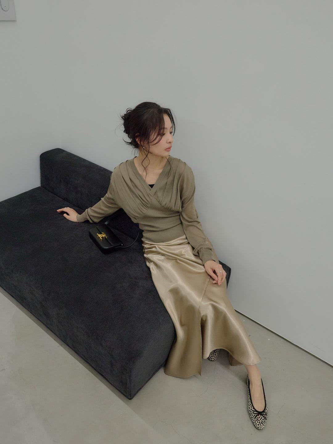 【SET】シェイプラインVネックシアーニットトップス+【Essential】Wrap design satin mermaid skirt(2set)