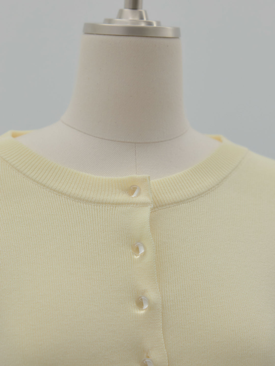 クリアボタンニットカーディガン