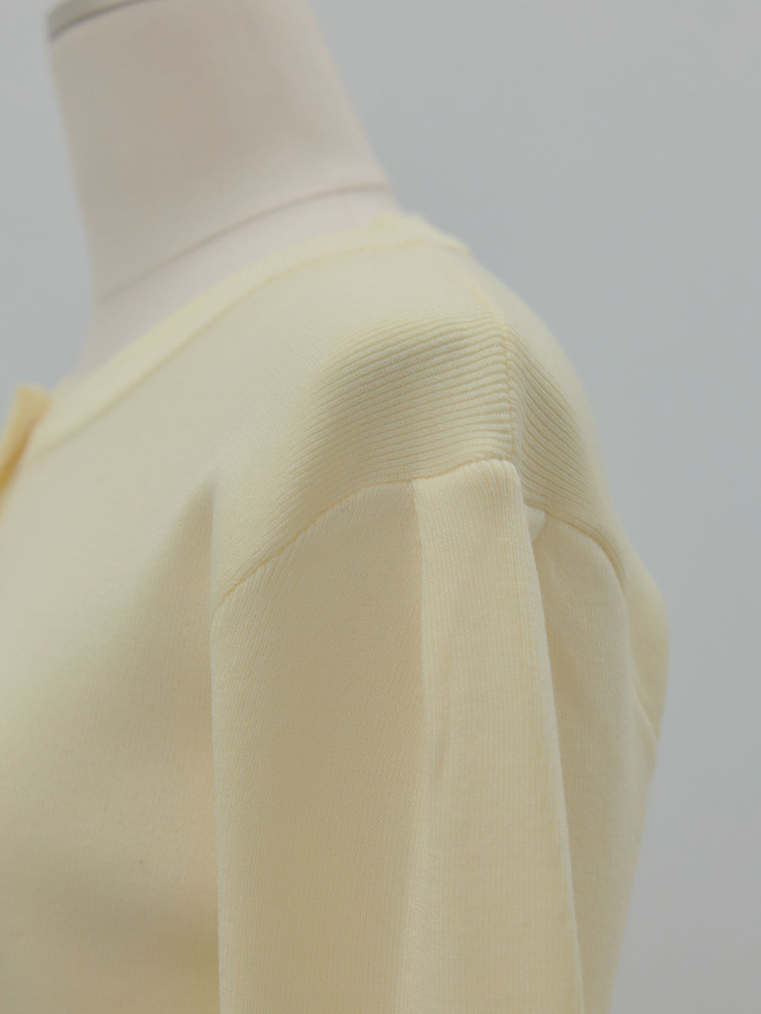 クリアボタンニットカーディガン