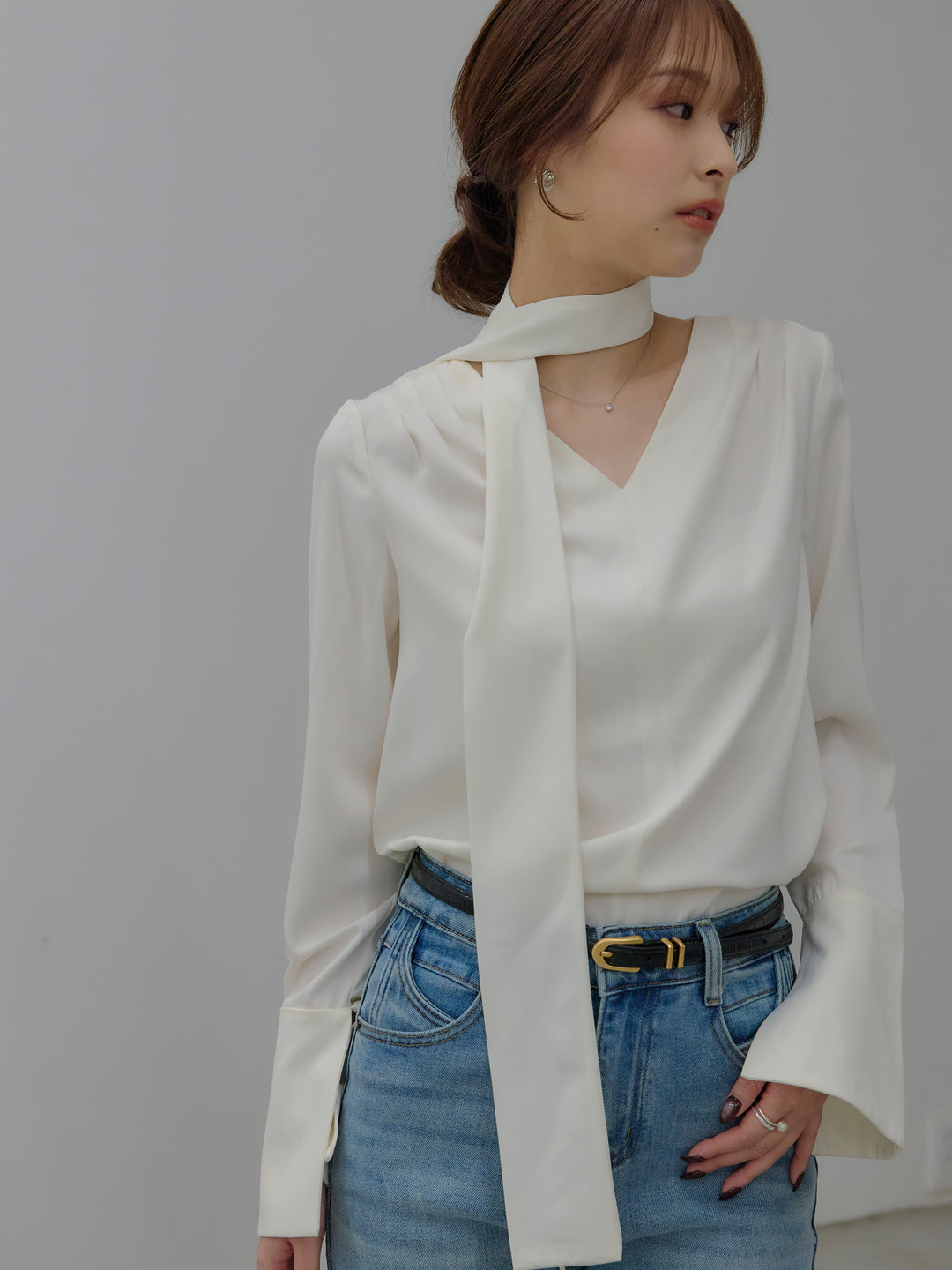 【SET】【Essential】2wayタイ付きベルスリーブサテンブラウス+美ラインストレッチフレアデニム(2set)