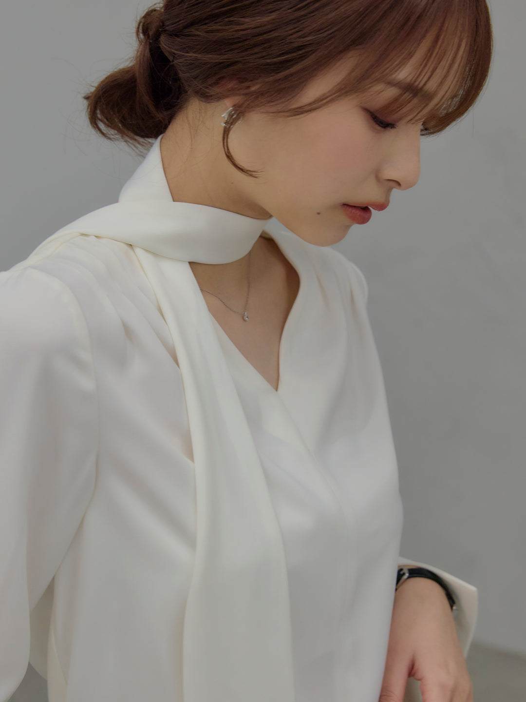 【SET】【Essential】2wayタイ付きベルスリーブサテンブラウス+美ラインストレッチフレアデニム(2set)