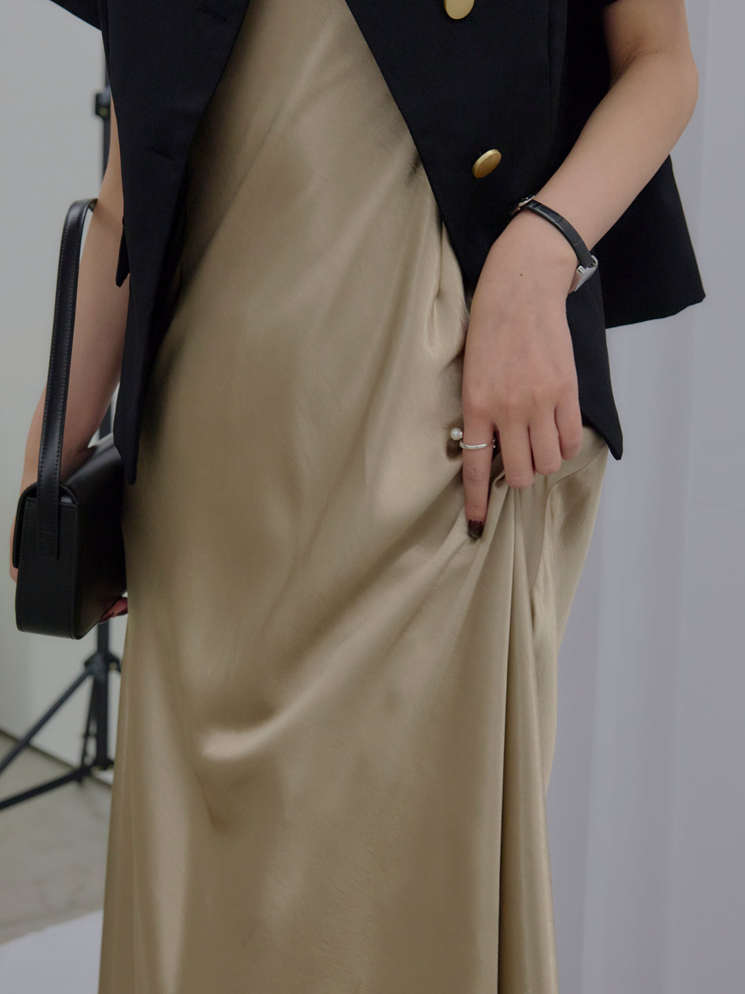 【SET】ゴールドボタンハーフスリーブジャケット+【Essential】Back open satin camisole dress(2set)