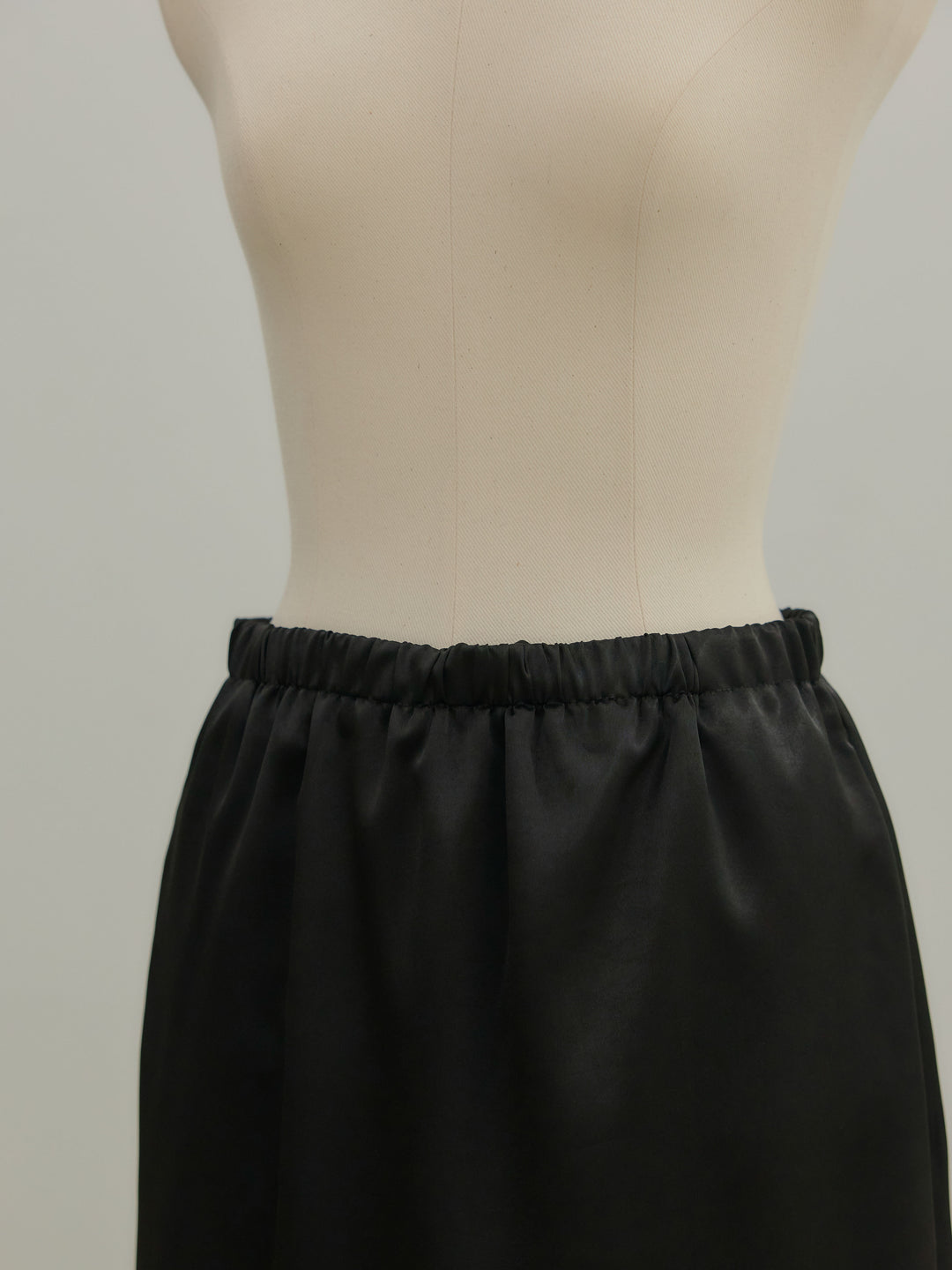 裾レースサテンミディスカート