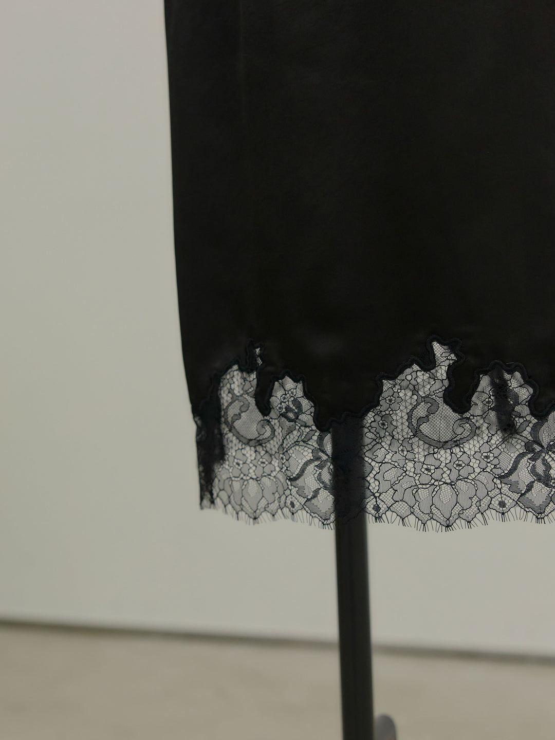 裾レースサテンミディスカート