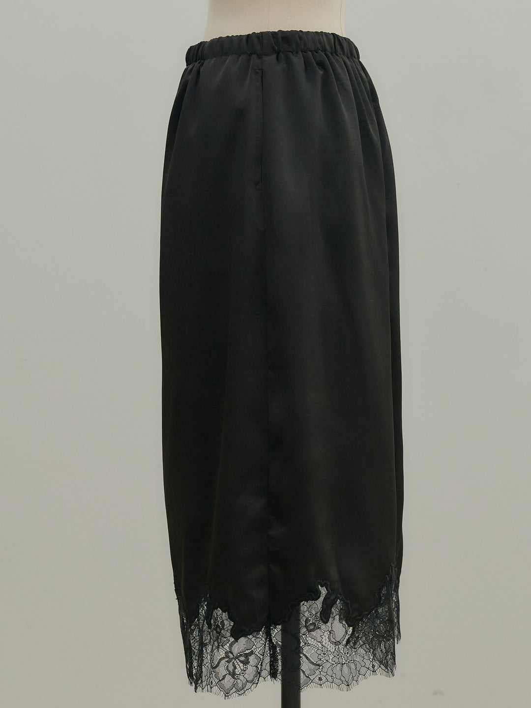 裾レースサテンミディスカート