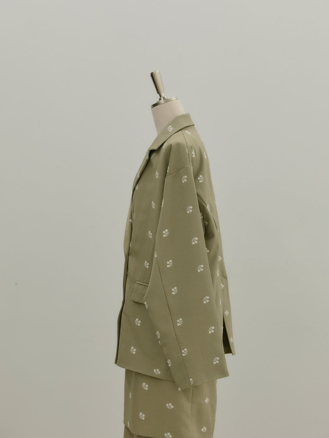 フラワー刺繍テーラードジャケット