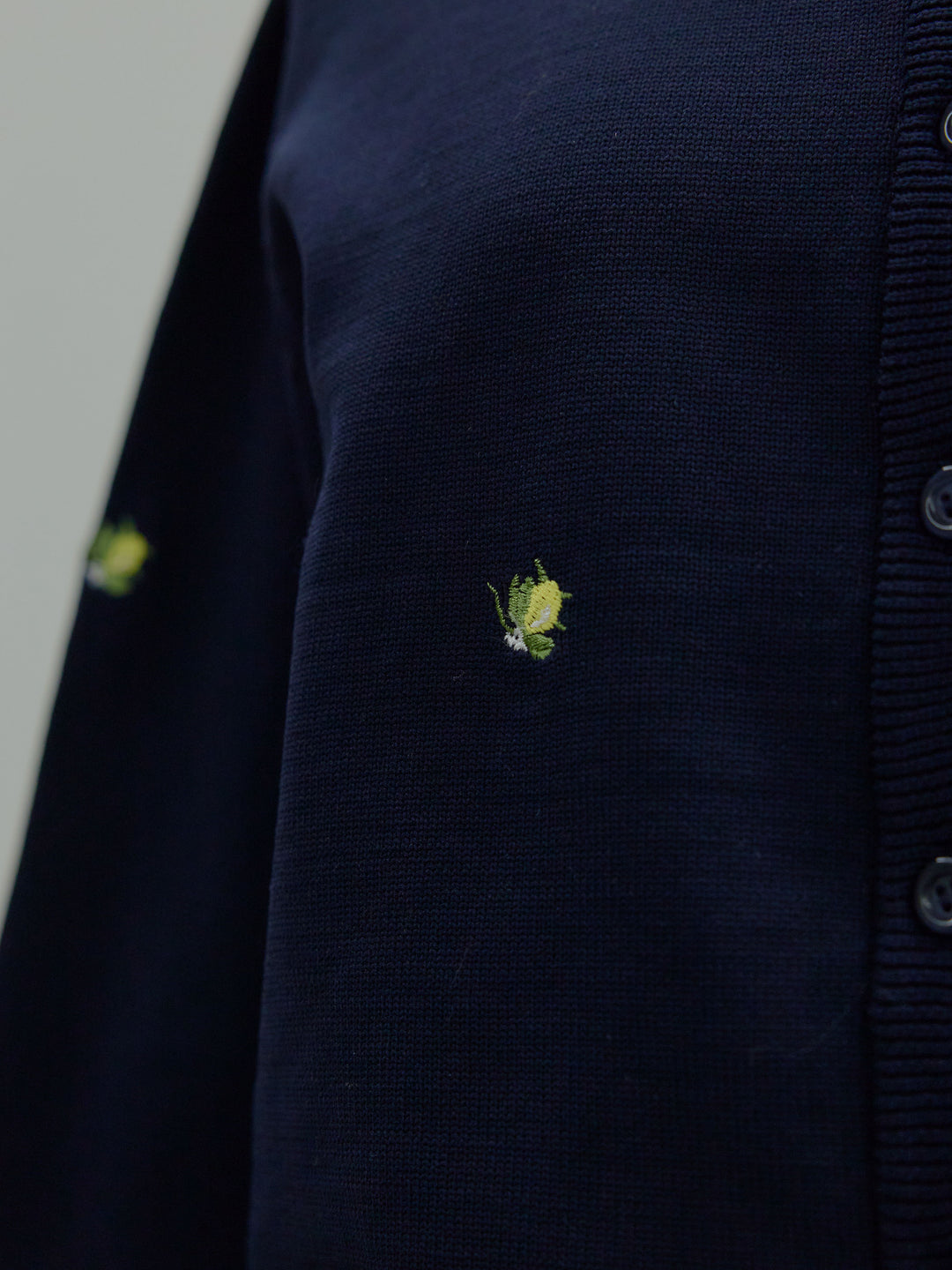 フルーツ刺繍クルーネックカーディガン