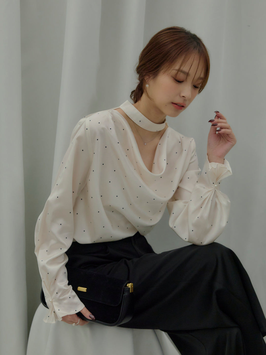 ドットパターンサテンブラウス