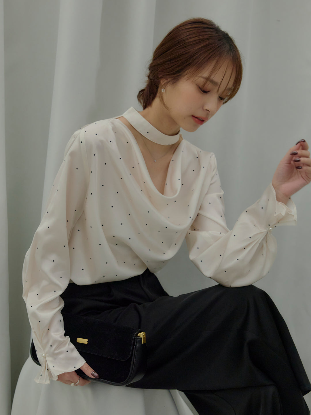 ドットパターンサテンブラウス
