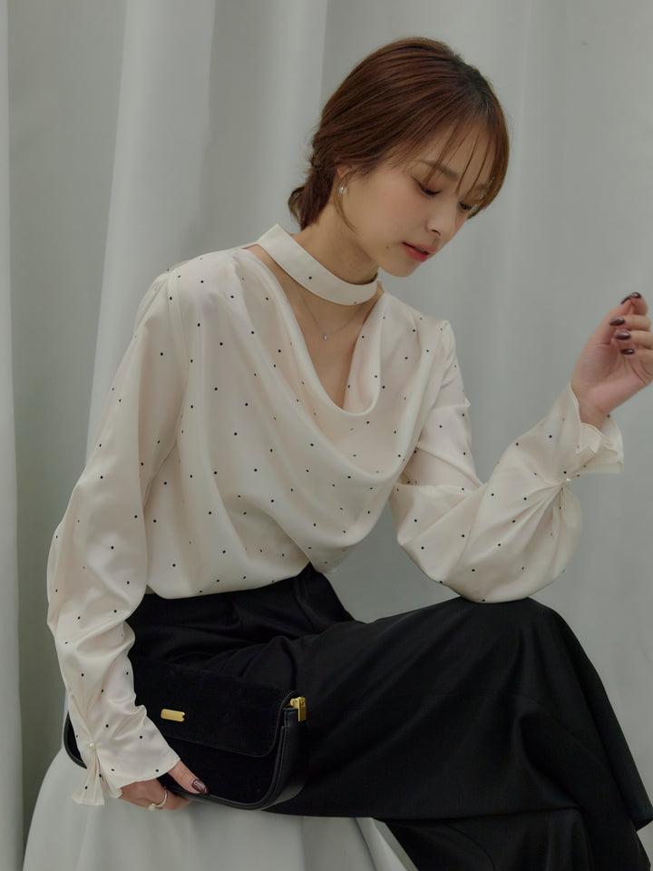 ドットパターンサテンブラウス