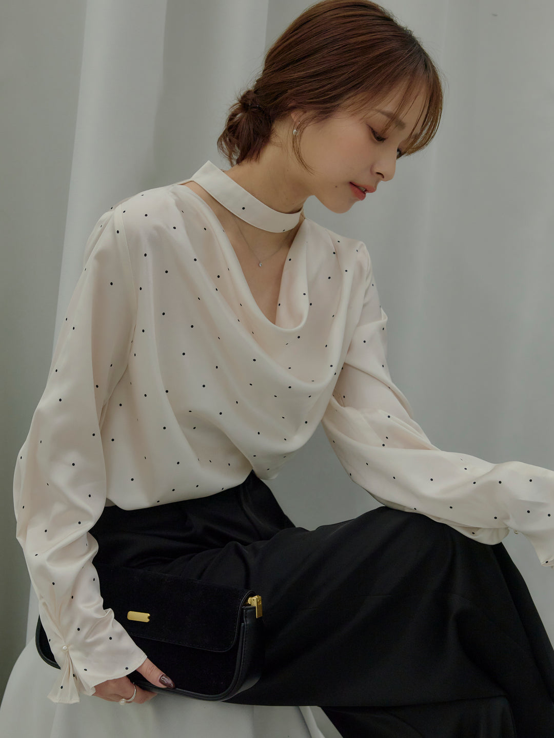 ドットパターンサテンブラウス