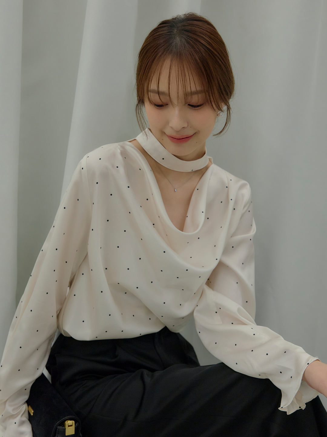 ドットパターンサテンブラウス