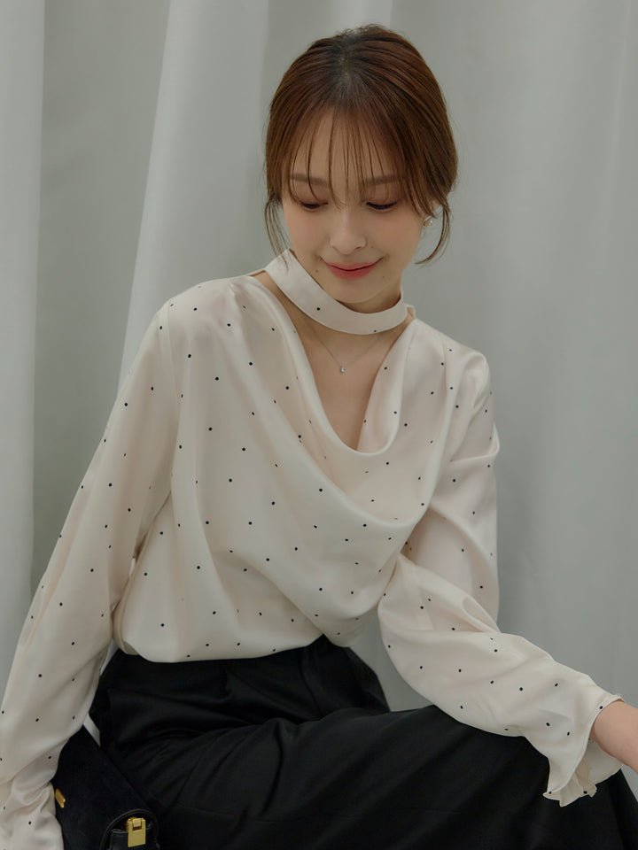ドットパターンサテンブラウス
