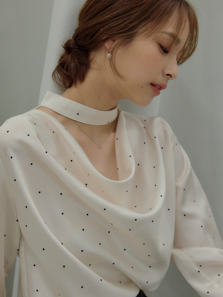 ドットパターンサテンブラウス