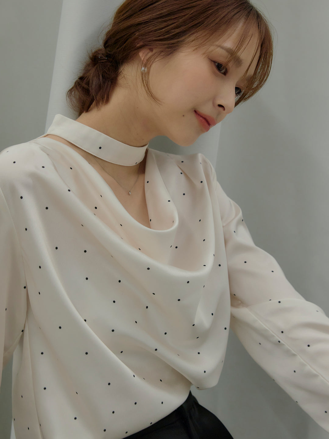 ドットパターンサテンブラウス
