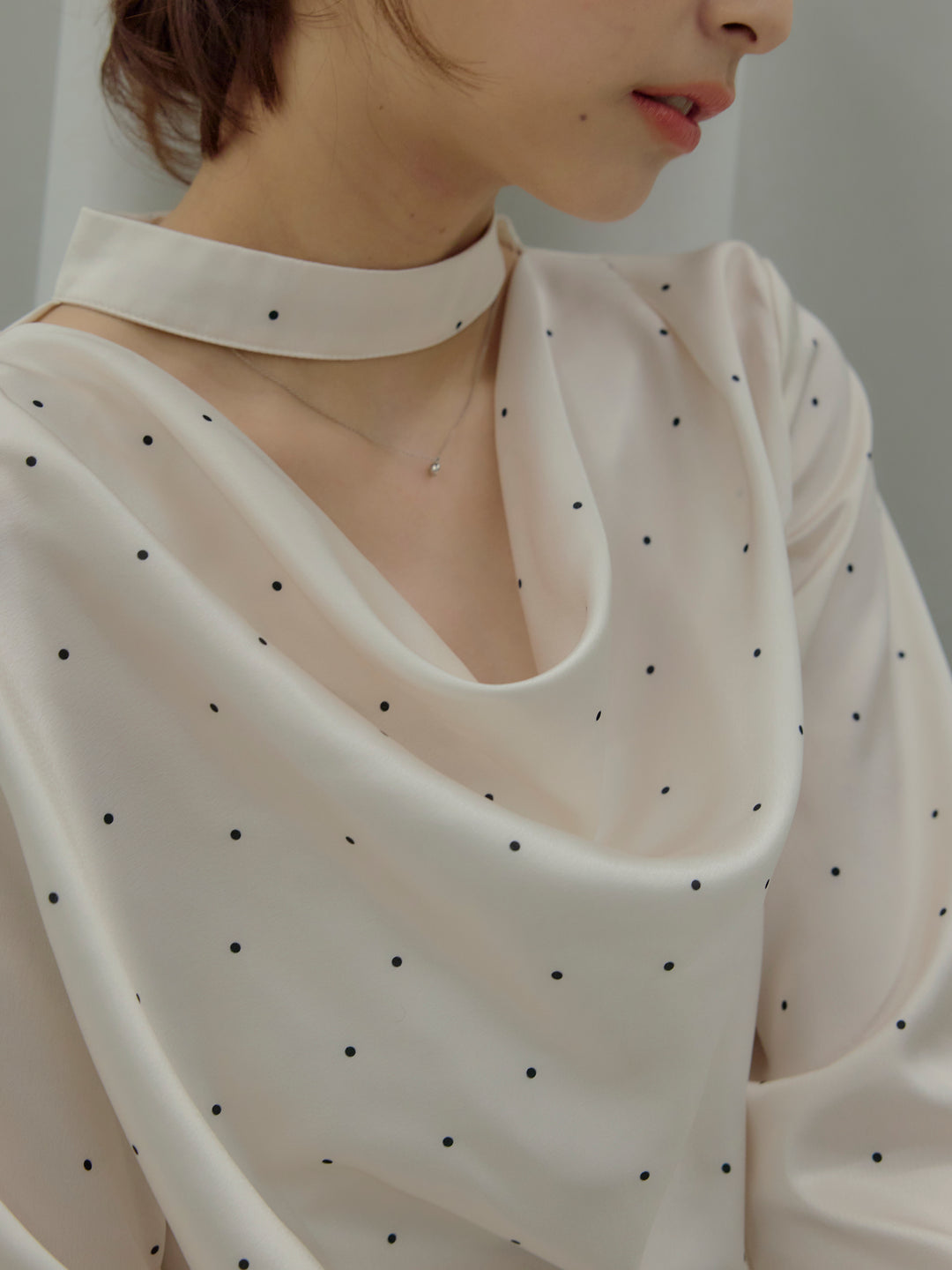 ドットパターンサテンブラウス