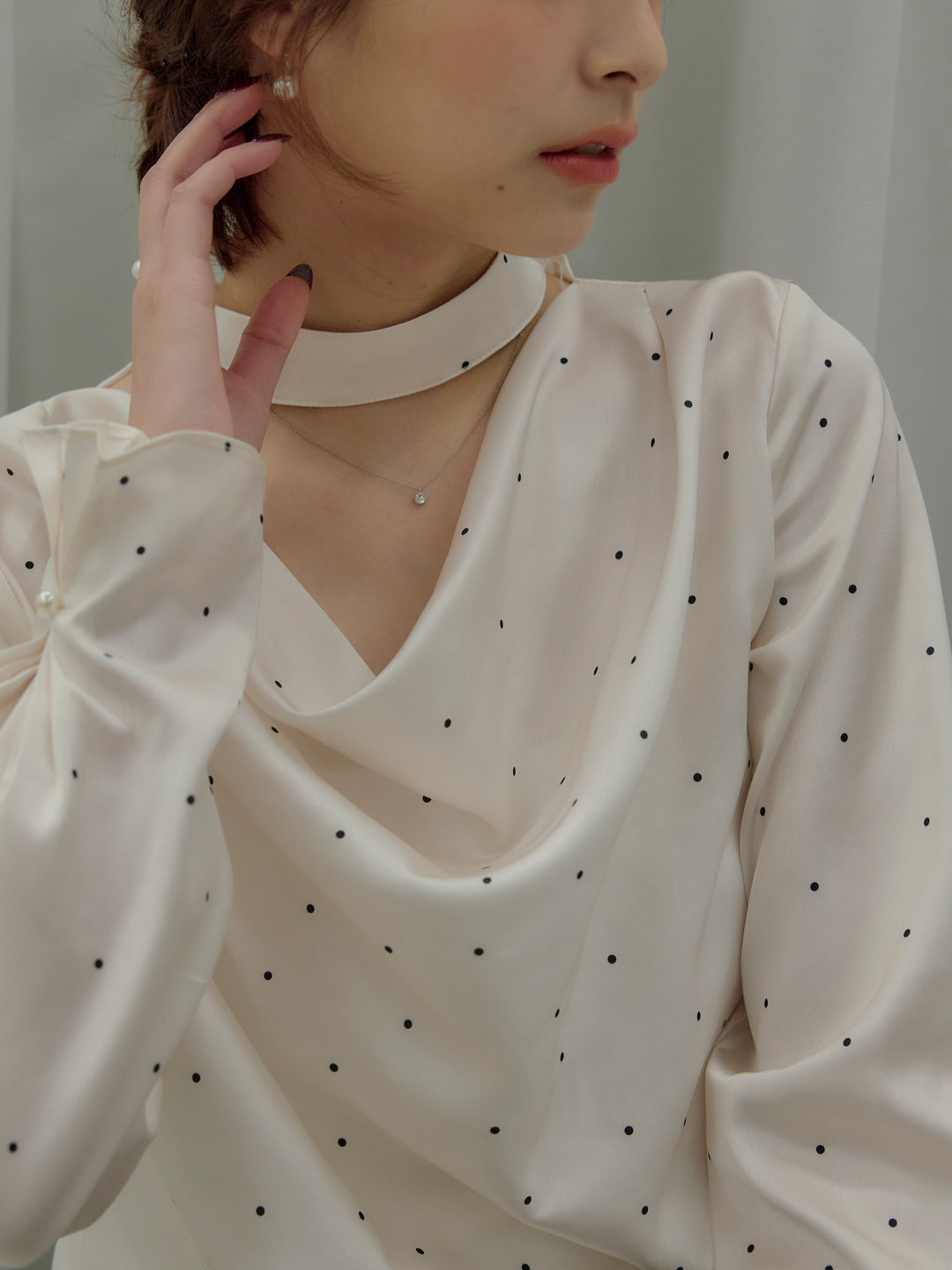 ドットパターンサテンブラウス