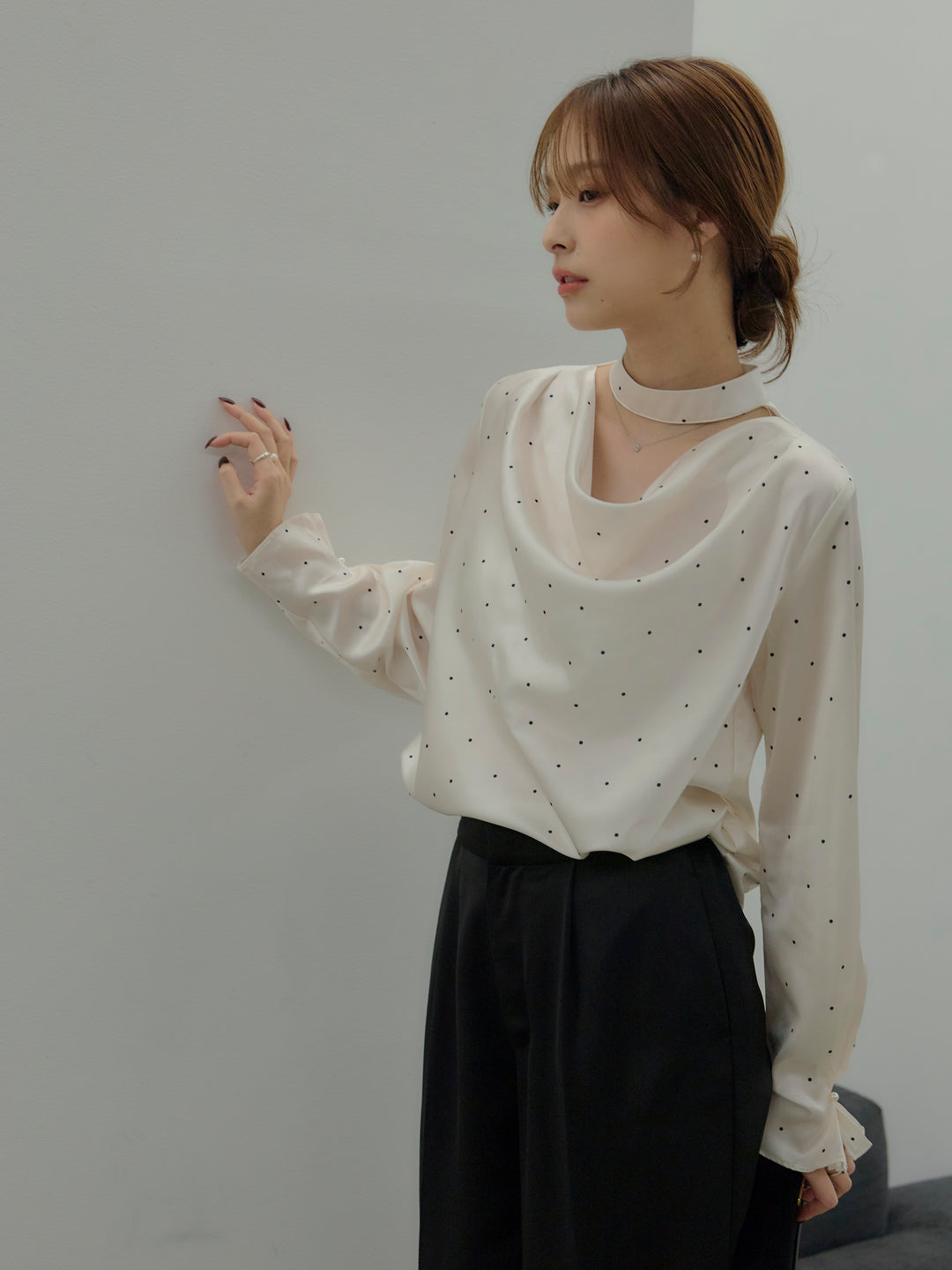 ドットパターンサテンブラウス
